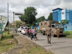 Sat Pol PP dan Damkar OKI Tertibkan Baliho serta Spanduk Liar di Sepanjang Jalan