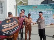 Kapolres OKU Timur Bagikan Hewan Kurban dari Kapolda Sumsel di Masjid Al Akbar Darussalam dan Nurul Huda