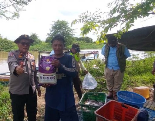 Polsek Lempuing Jaya Gelar Patroli Karhutla dan Bansos Nelayan