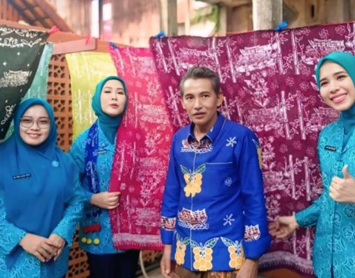 Ketua TP PKK Sumsel dan OKI Sambangi Pengerajin Batik Desa Pematang Buluran