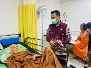 Lurah Aan Kawal Dua Lansia Sakit hingga Dapat Perawatan Medis