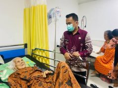 Lurah Aan Kawal Dua Lansia Sakit hingga Dapat Perawatan Medis