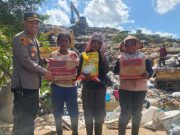 Polsek Sukarami Bagikan 50 Paket Sembako ke Pekerja TPA Sukawinatan