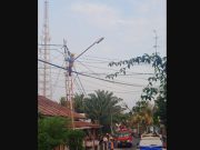 Respon Cepat Petugas PLN Atasi Kabel Tiang Listrik Terbakar di Talang Miring