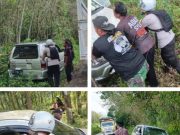 Personel Bhabinkamtibmas Polsek Madang Suku I Bersama Warga Bantu Evakuasi Mobil Terperosok