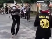 Viral 2 Remaja di Palembang Duel Pakai Pedang Mirip Gladiator, Disaksikan Pendukung Masing-masing