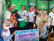 Dinas Perdagangan OKI dan Camat SP Padang Salurkan Bantuan Nutrisi GENTING ke Dua Desa