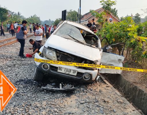 4 Tewas! Minibus Disambar KA Bukit Selero di Prabumulih