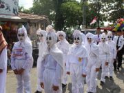 Unik, Rombongan ‘Pocong’ SMP Ma’had Utsmani Curi Perhatian di Lomba Gerak Jalan Indah