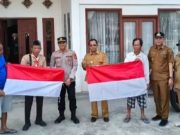 Semarak HUT RI, Forkopimcam SP Padang Bagikan Bendera Merah Putih ke Masyarakat