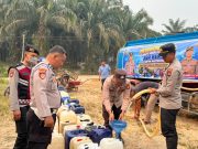 Warga Kekurangan Air, Polisi Salurkan 10.000 Liter di Muba