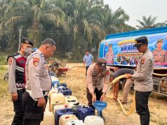 Warga Kekurangan Air, Polisi Salurkan 10.000 Liter di Muba