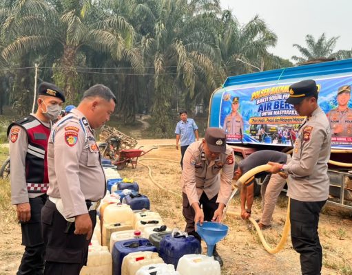 Warga Kekurangan Air, Polisi Salurkan 10.000 Liter di Muba
