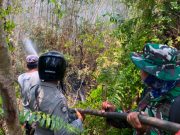 Medan Sulit Tak Surutkan Langkah, Tim Gabungan Berjibaku Padamkan Karhutla di OKI
