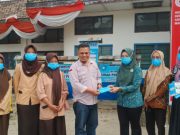 Ketua PKK Kecamatan SP Padang Bagikan 500 Masker dan Vitamin C Gratis ke Masyarakat