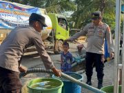 Sumur Warga Mengering, Polda Sumsel Salurkan 5.000 Liter Air Bersih di Muara Lakitan